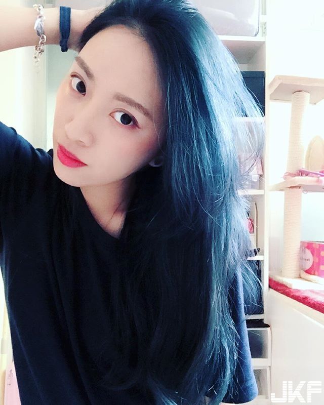 黑熘熘長發(fā)清純正妹我愛你的貓也愛妳