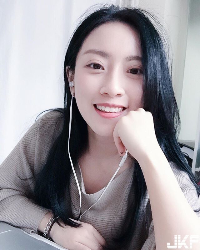 黑熘熘長發(fā)清純正妹我愛你的貓也愛妳
