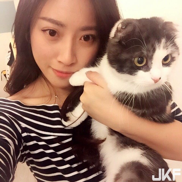 黑熘熘長發(fā)清純正妹我愛你的貓也愛妳