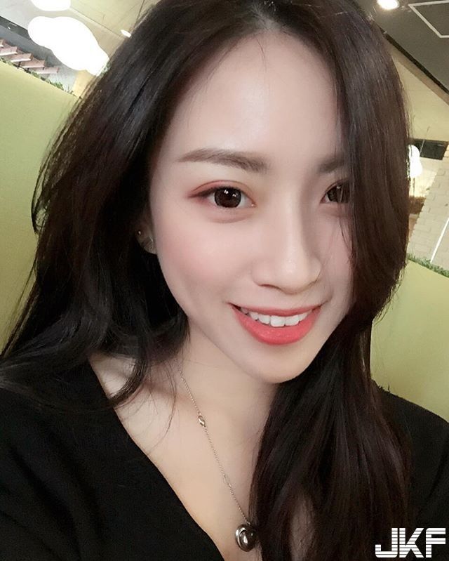 黑熘熘長發(fā)清純正妹我愛你的貓也愛妳