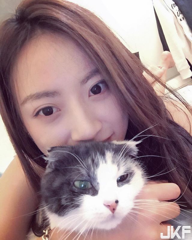 黑熘熘長發(fā)清純正妹我愛你的貓也愛妳
