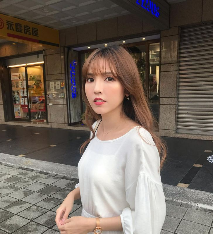 極致頂規身材讓人喜愛...超甜笑容看了秒淪陷GINAHELLO