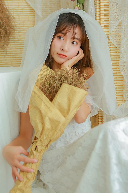 婚紗美女蕾絲吊帶性感寫真圖片