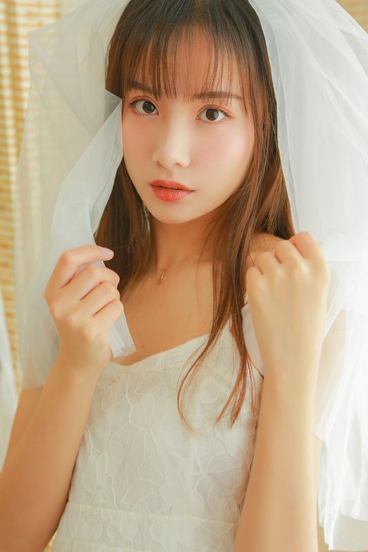 婚紗美女蕾絲吊帶性感寫真圖片
