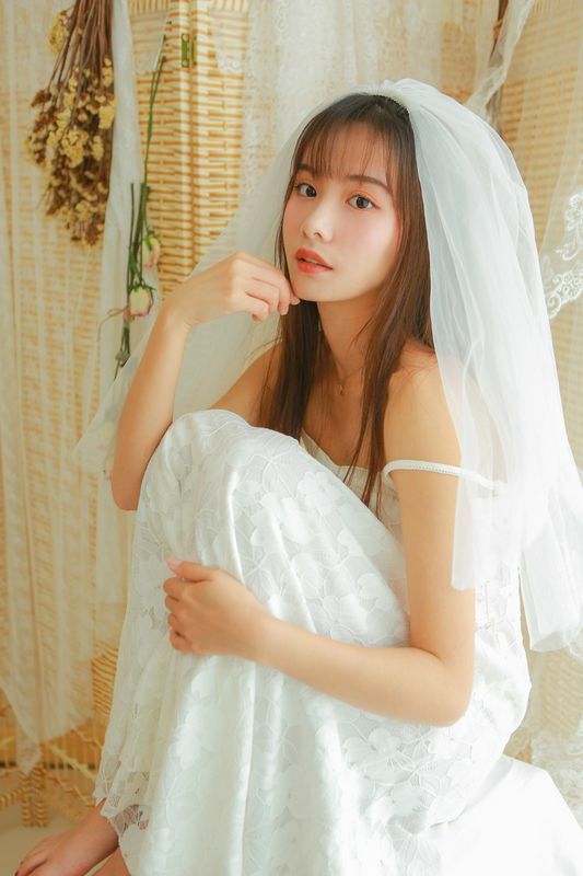 婚紗美女蕾絲吊帶性感寫真圖片