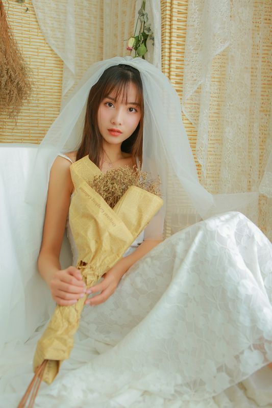 婚紗美女蕾絲吊帶性感寫真圖片
