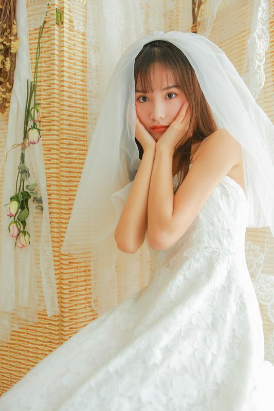 婚紗美女蕾絲吊帶性感寫真圖片