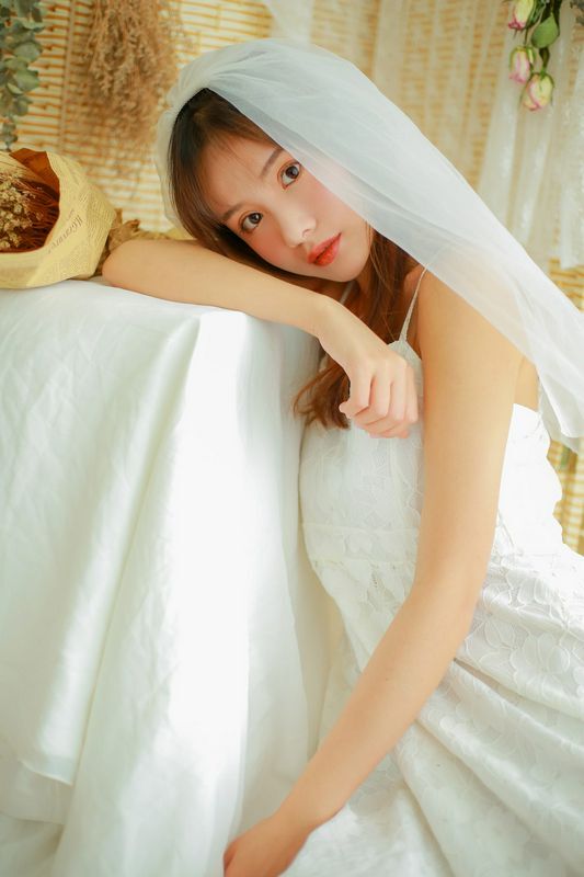 婚紗美女蕾絲吊帶性感寫真圖片