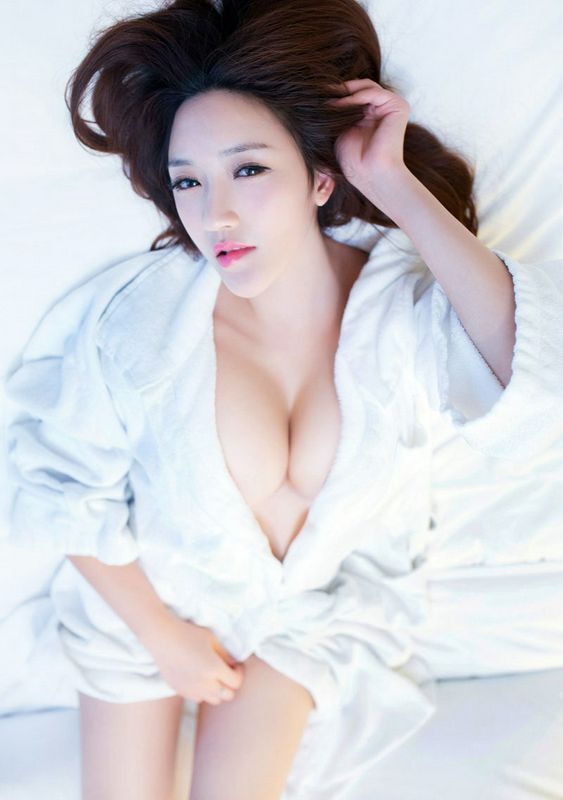 嫵媚容顏爆乳嬌娘