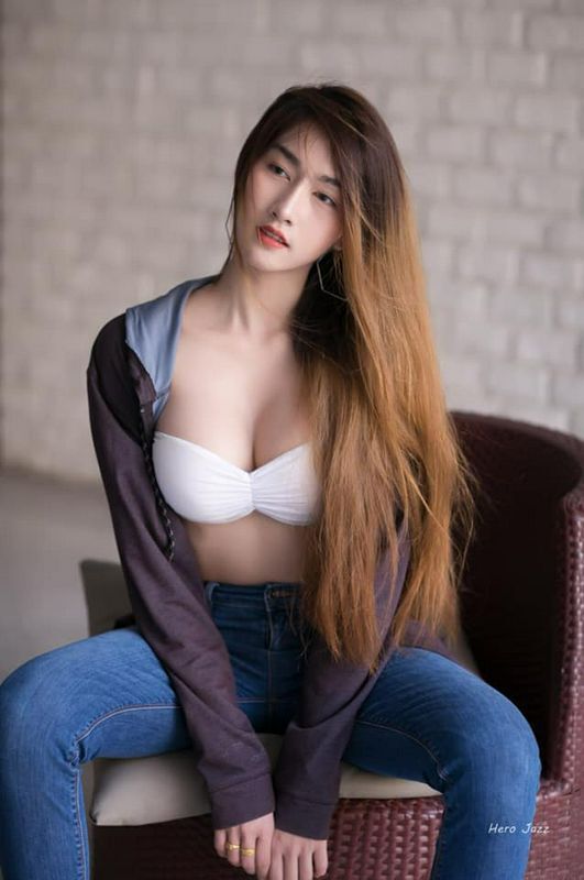 長發正妹胸前一塊布，渾圓飽滿整個炸出！
