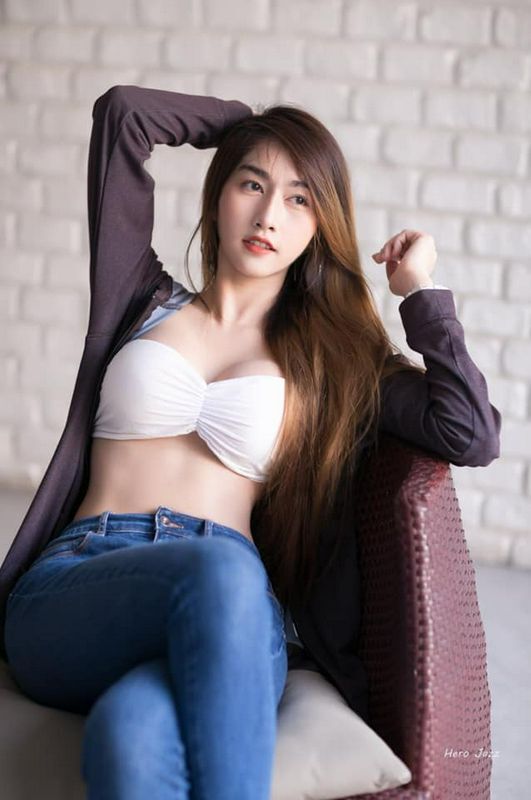 長發正妹胸前一塊布，渾圓飽滿整個炸出！