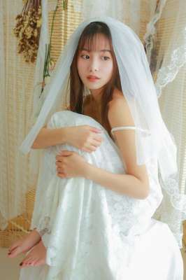 婚紗美女蕾絲吊帶性感寫真圖片