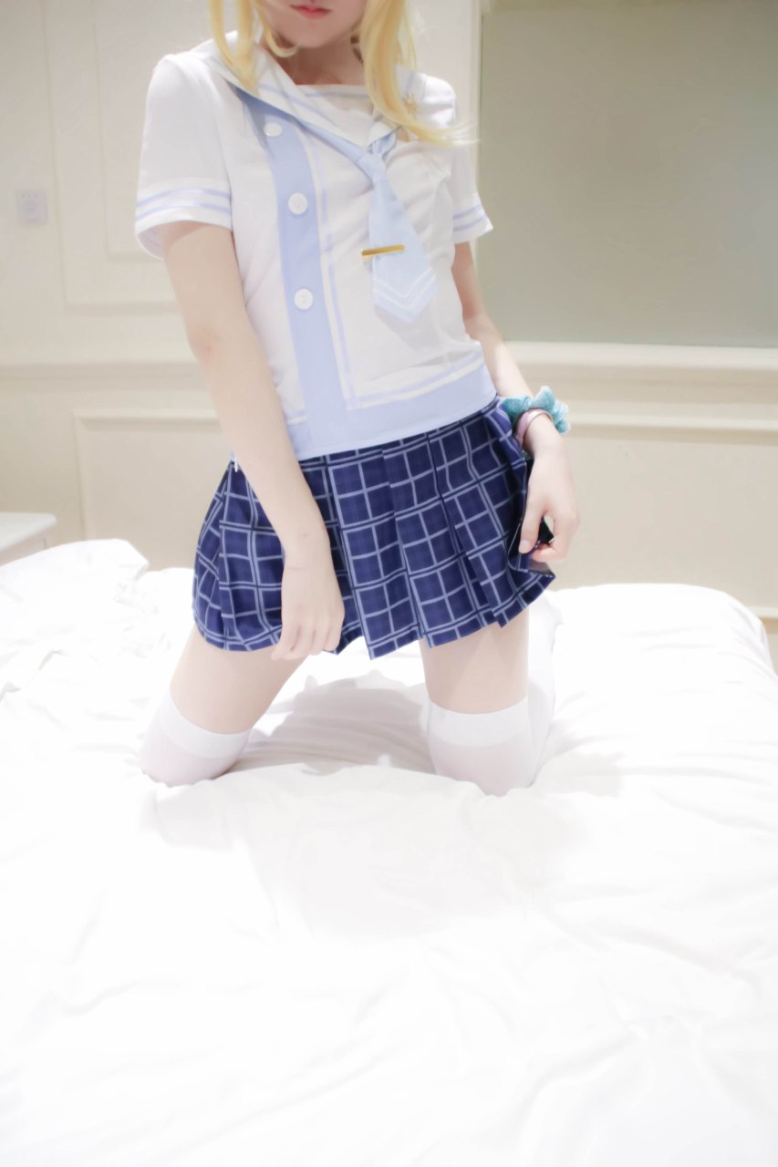 校服jk的誘惑穿個丁字褲就更棒了