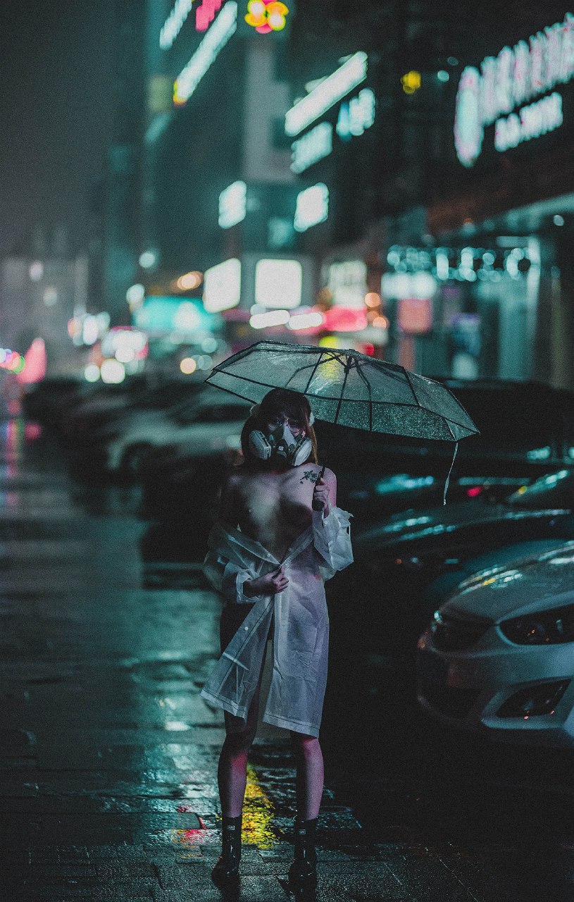 柚木雨中的赤裸精靈