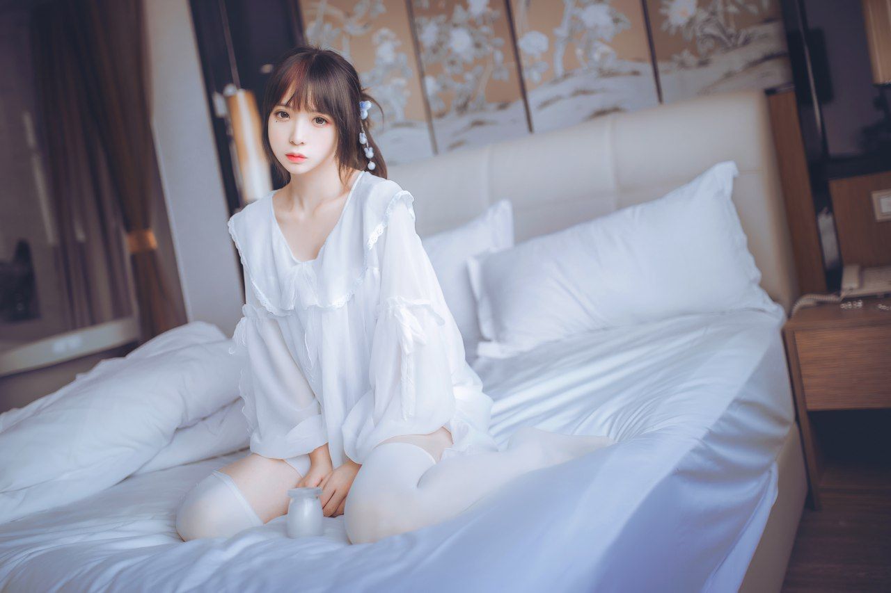 白色高筒襪的小姐姐