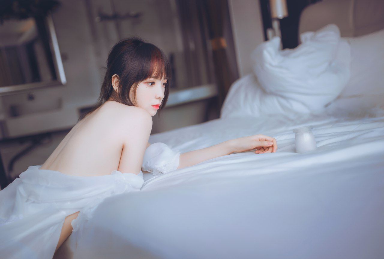 白色高筒襪的小姐姐