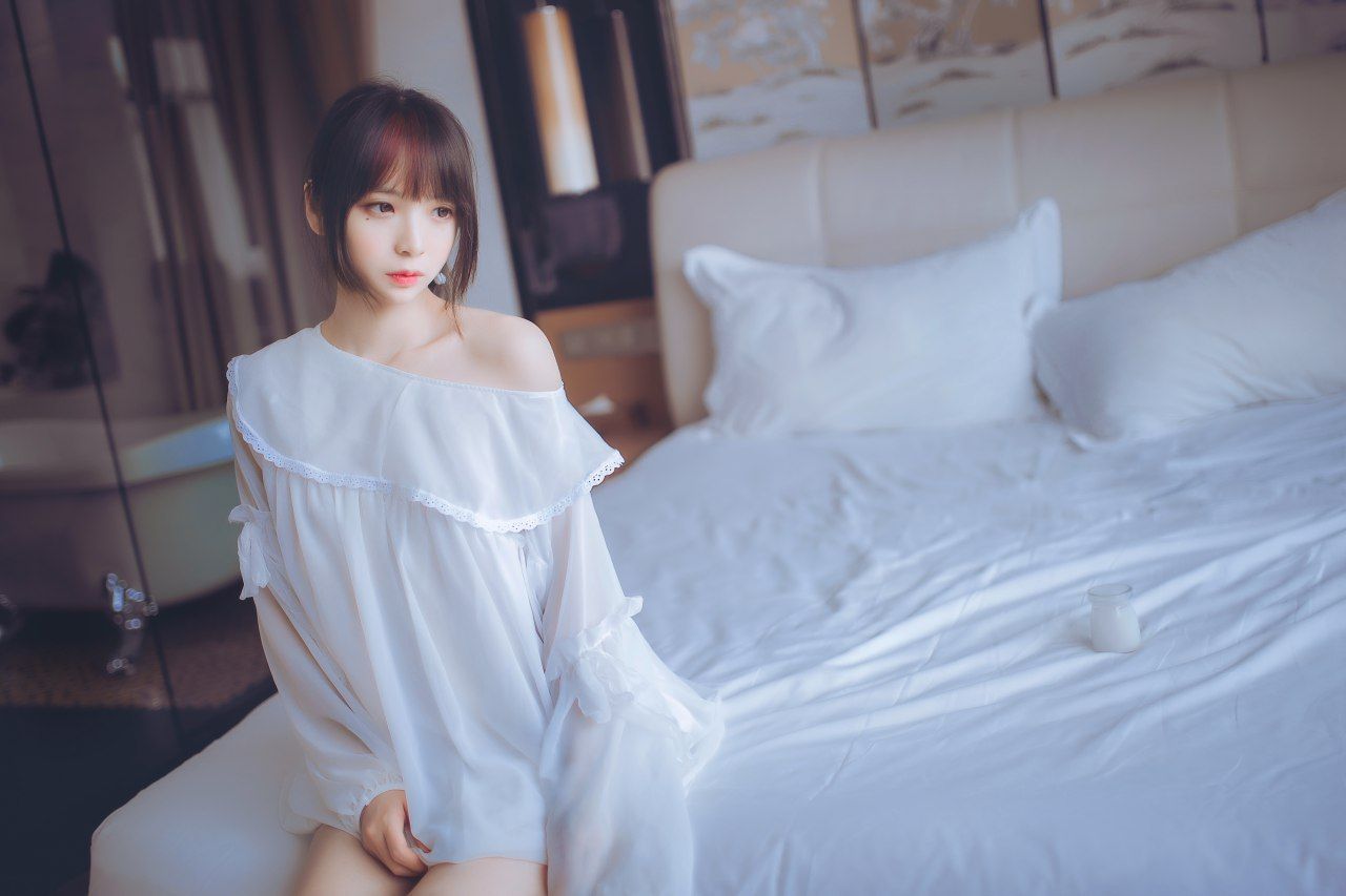 白色高筒襪的小姐姐