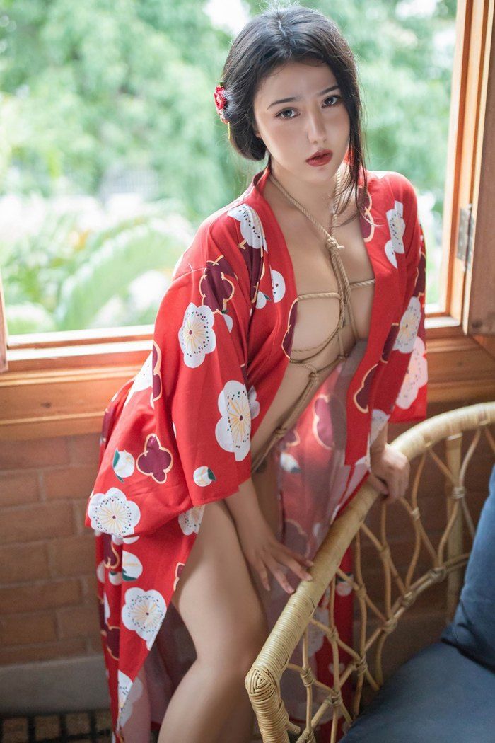 耀眼和服美人妻性感翹臀豐厚白皙巨人誘惑
