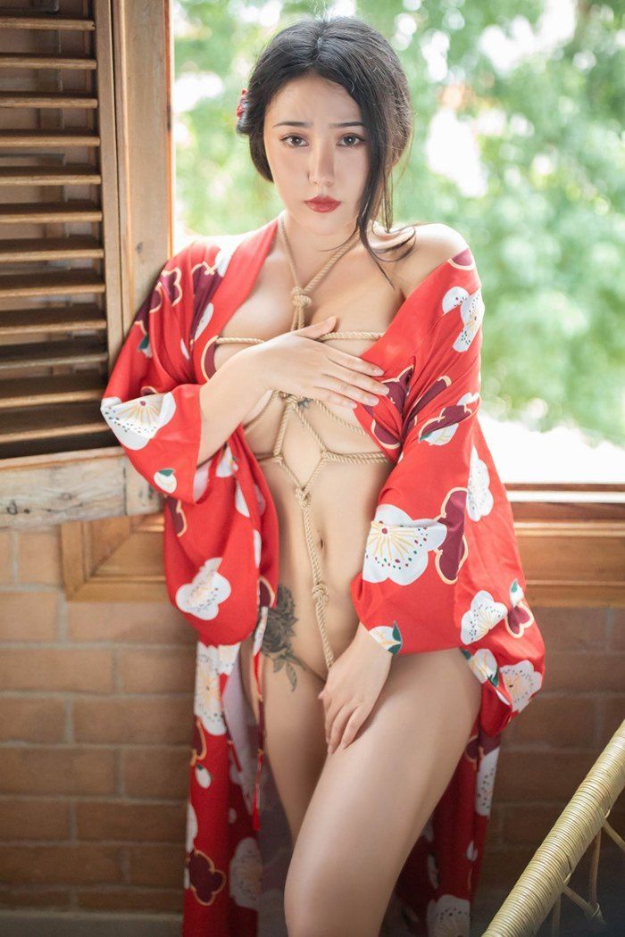 耀眼和服美人妻性感翹臀豐厚白皙巨人誘惑