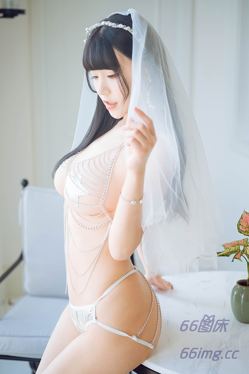 朱可兒身材超棒一只手握不住