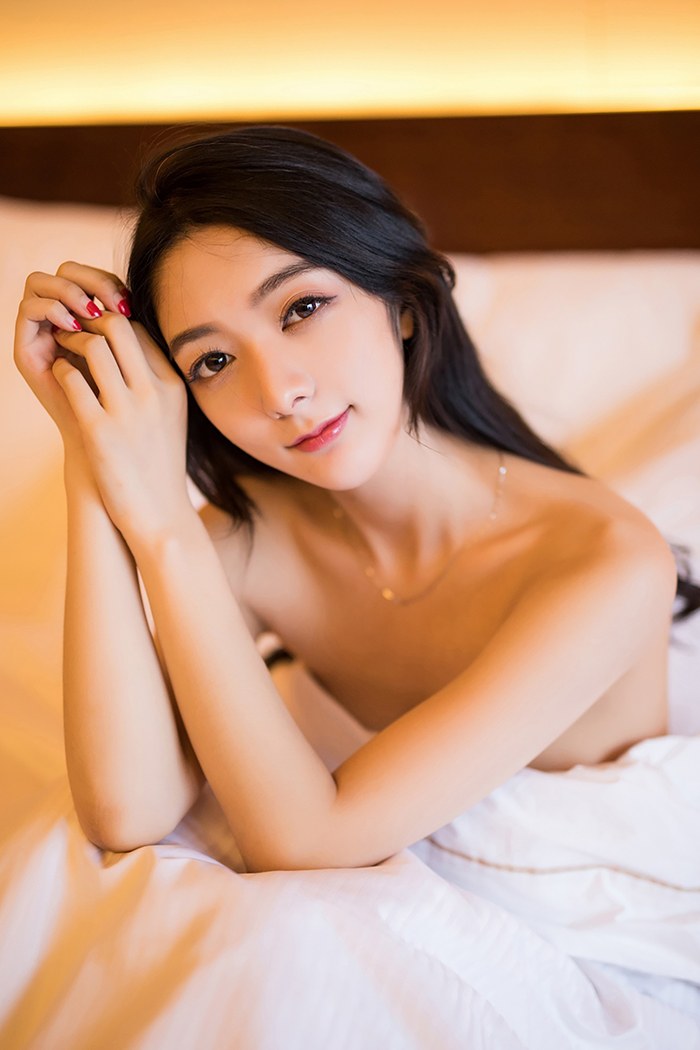 俏麗佳人小熱巴絲滑肌膚