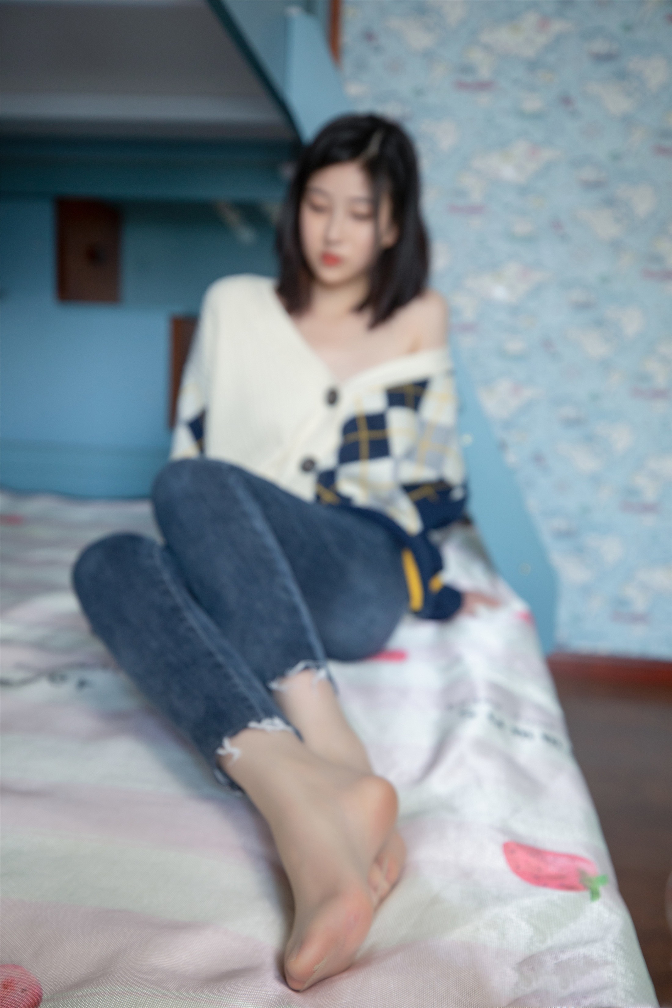 性感牛仔褲美女 白皙緊致的皮膚