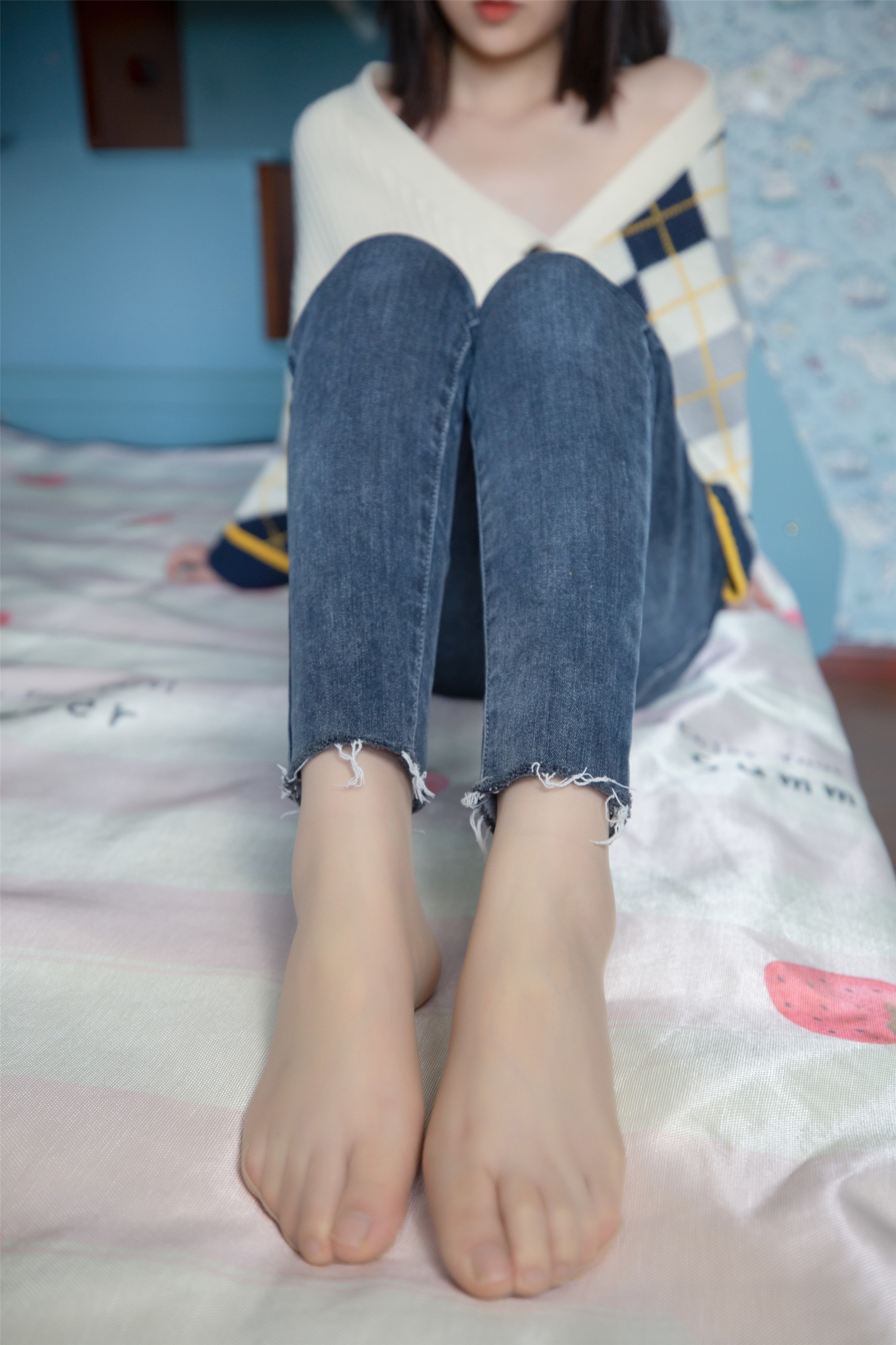 性感牛仔褲美女 白皙緊致的皮膚