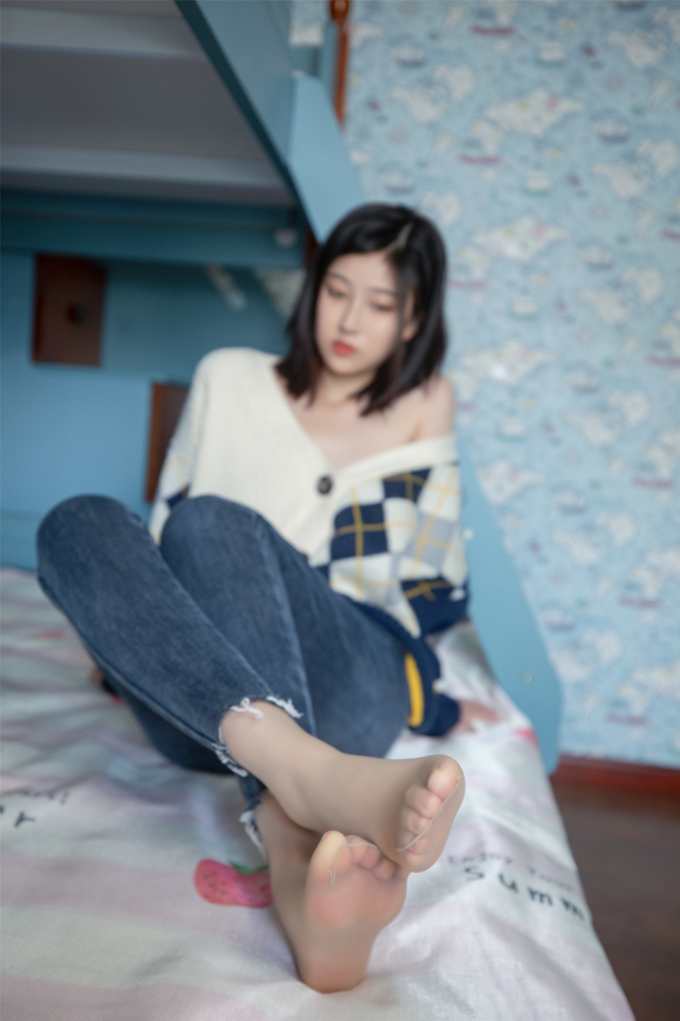 性感牛仔褲美女 白皙緊致的皮膚