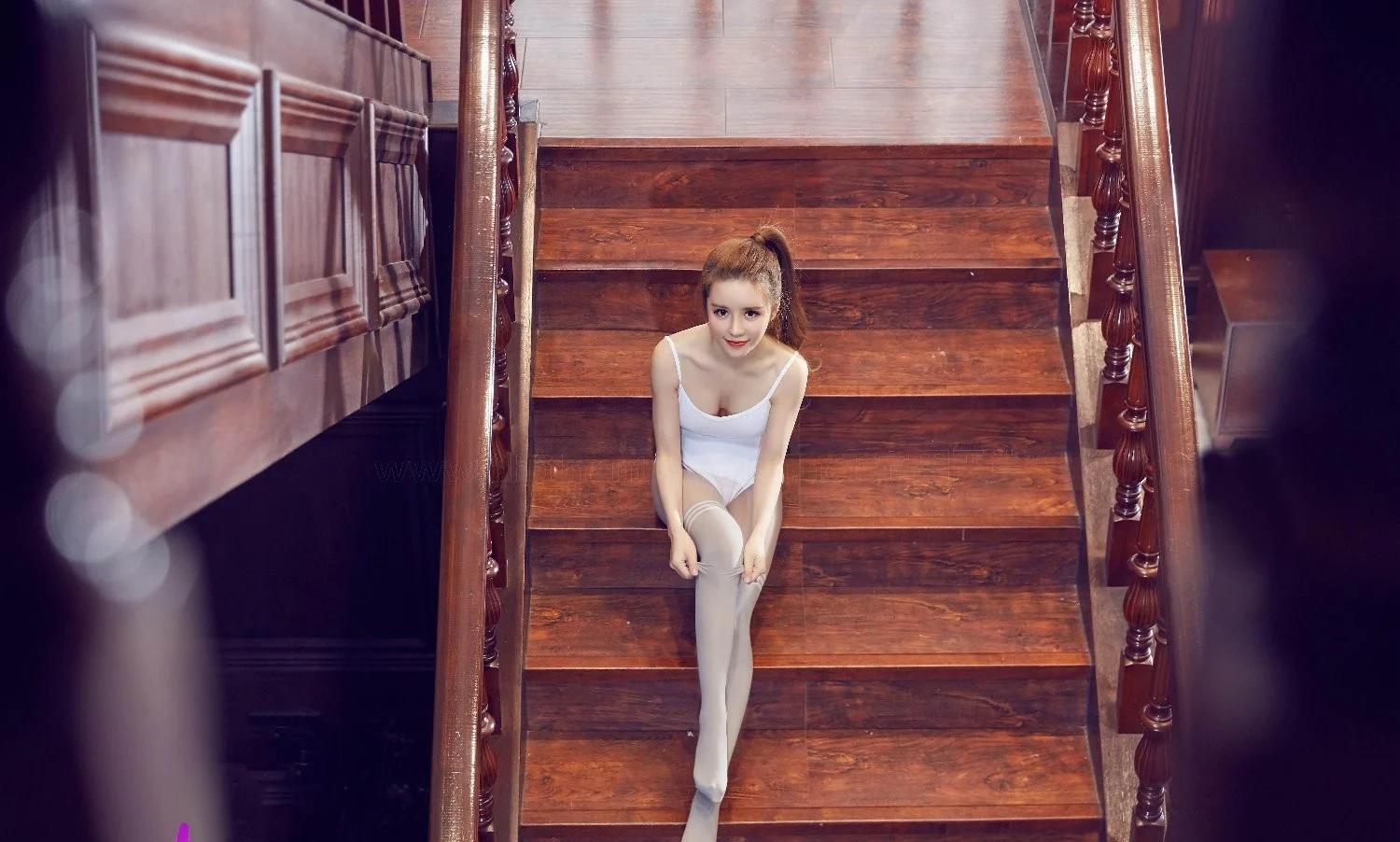 LEGBABY美腿寶貝，樓梯上的絲襪美女
