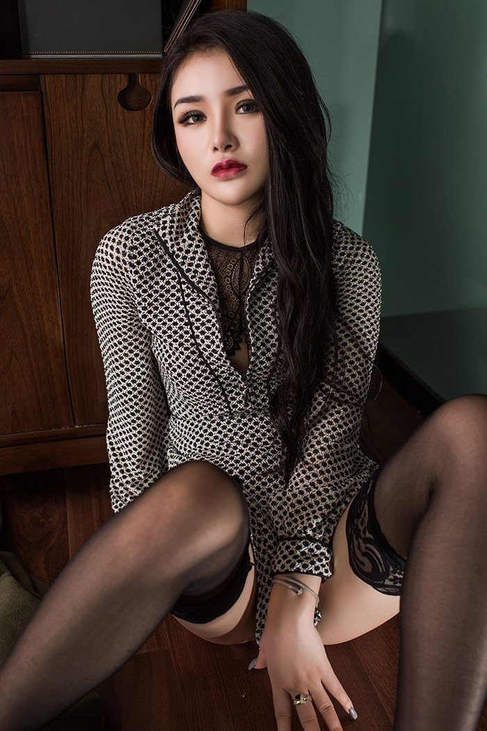 黑絲美腿御姐
