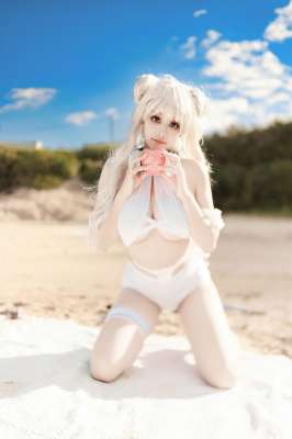 海邊嬌嫩白皙小美妞
