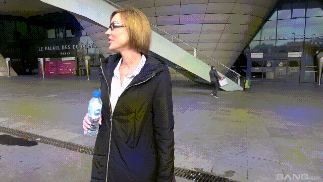 金發(fā)女郎在旅館