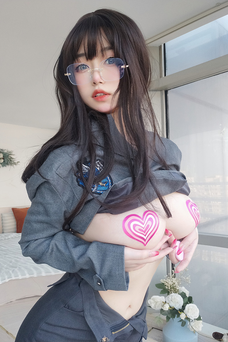 豐滿呆萌妹子楊靜娜身材性感顏值高