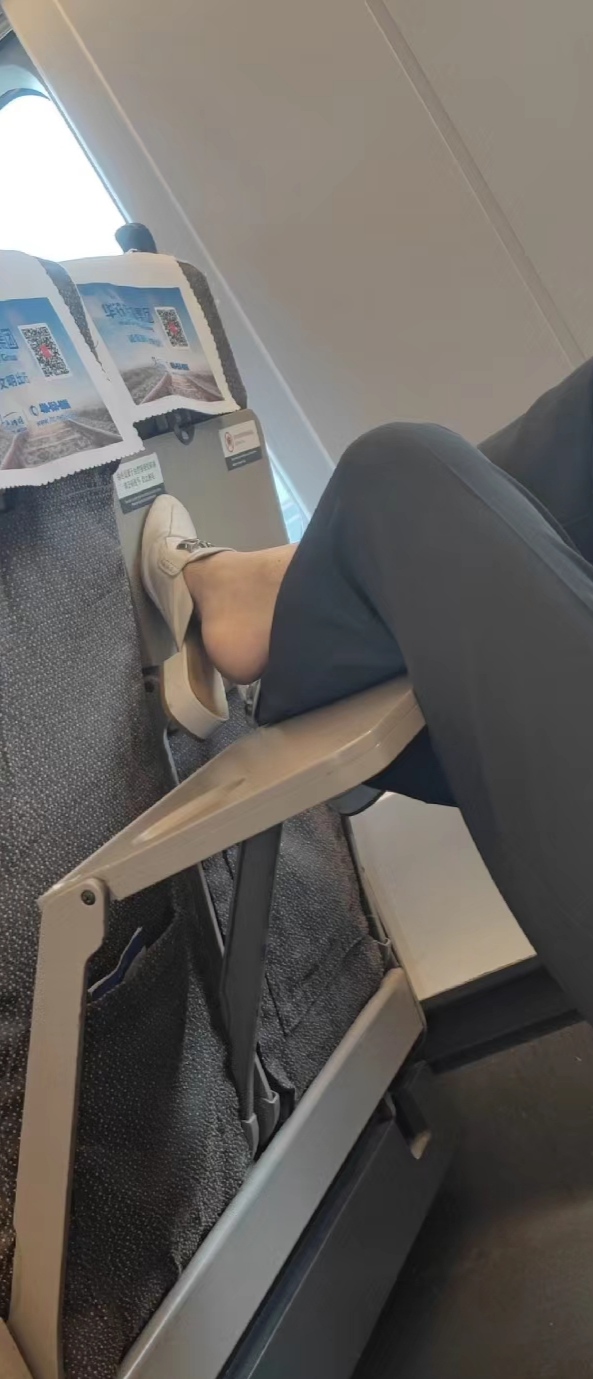 沒有邊界感的腳丫子