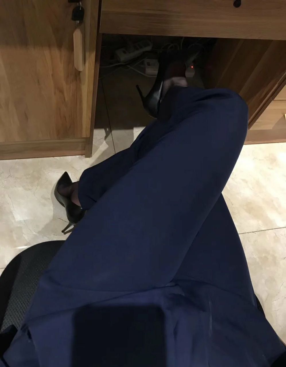 古來圣賢皆寂寞，唯有絲襪留其名