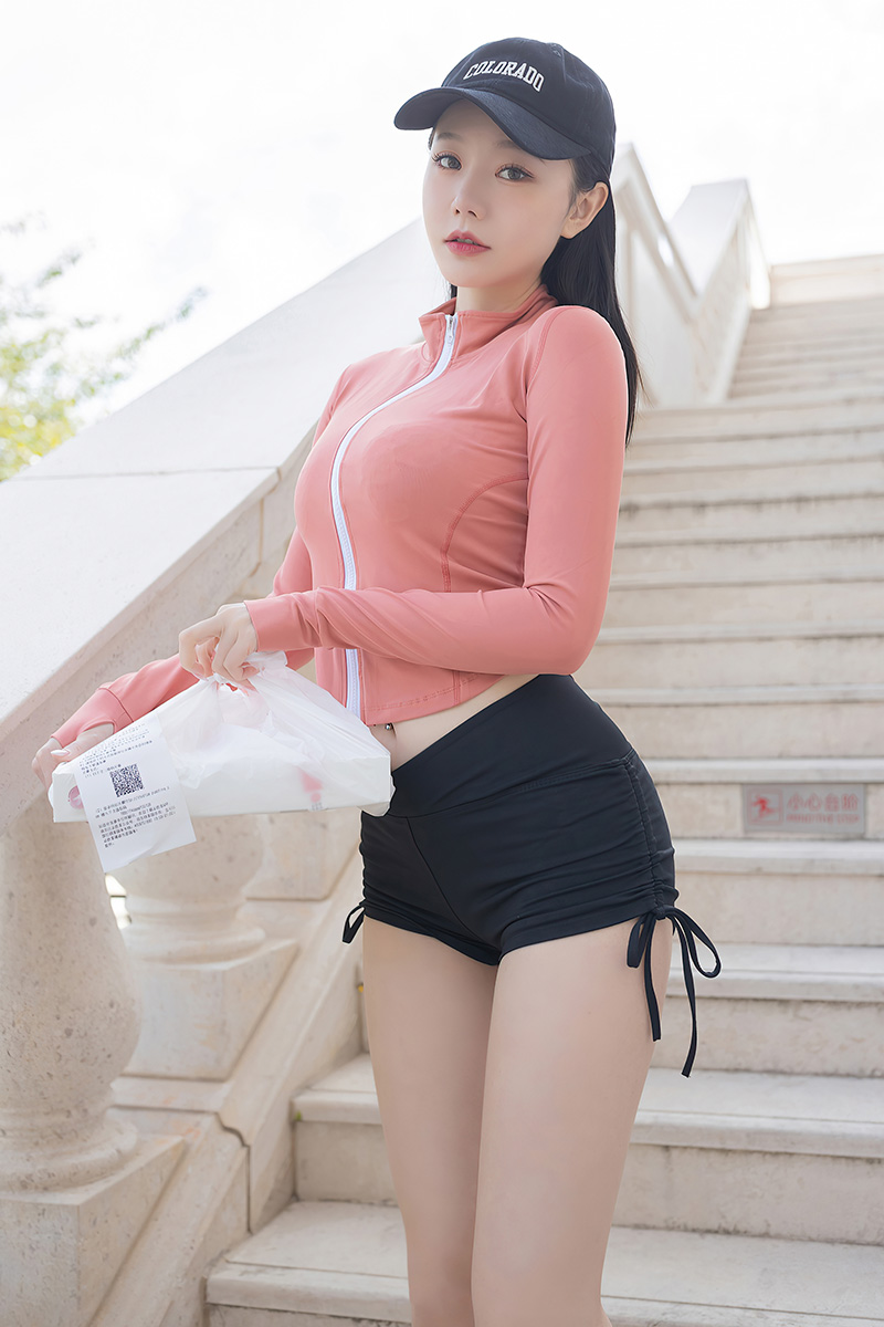 宅男女神安然性感黑色短褲一覽無余