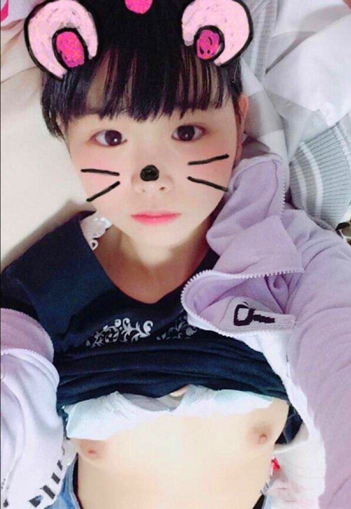 愛自拍的國產妹子，各式乳房才是最原味的