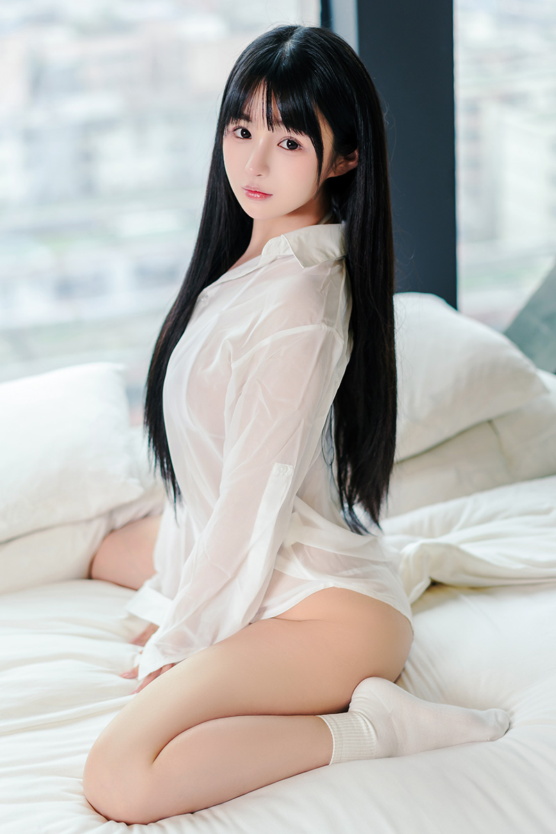 可愛女孩子乳房非常飽滿