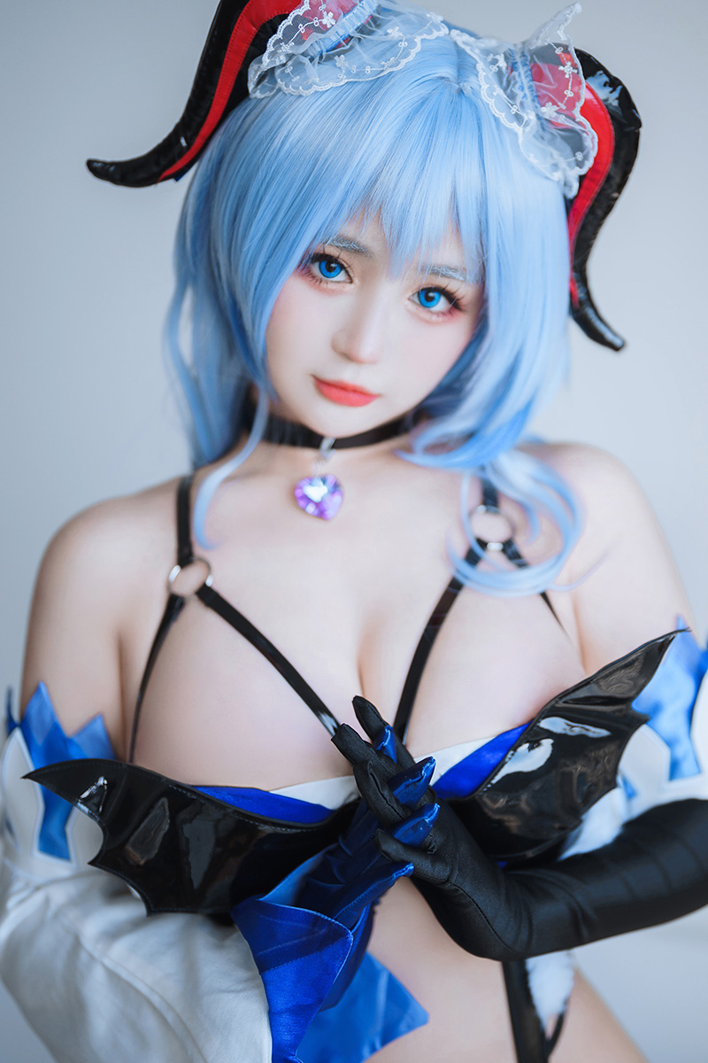 可愛女孩子乳房非常飽滿