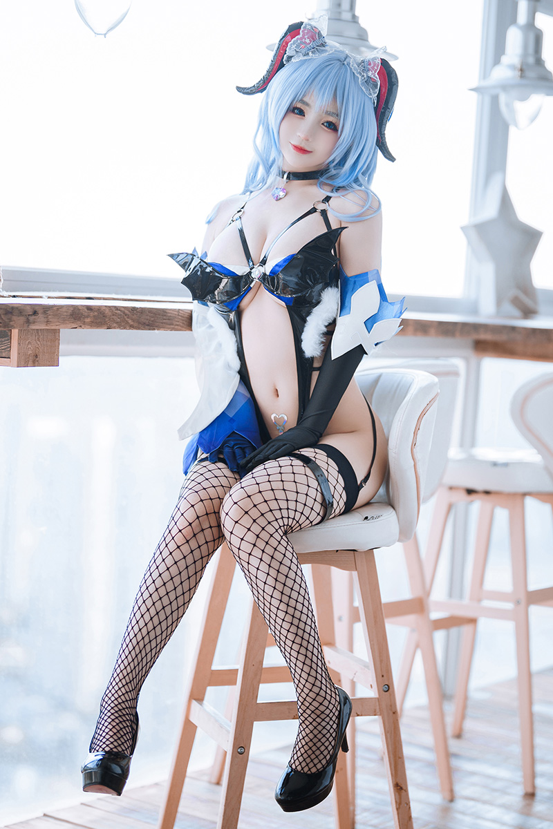 可愛女孩子乳房非常飽滿
