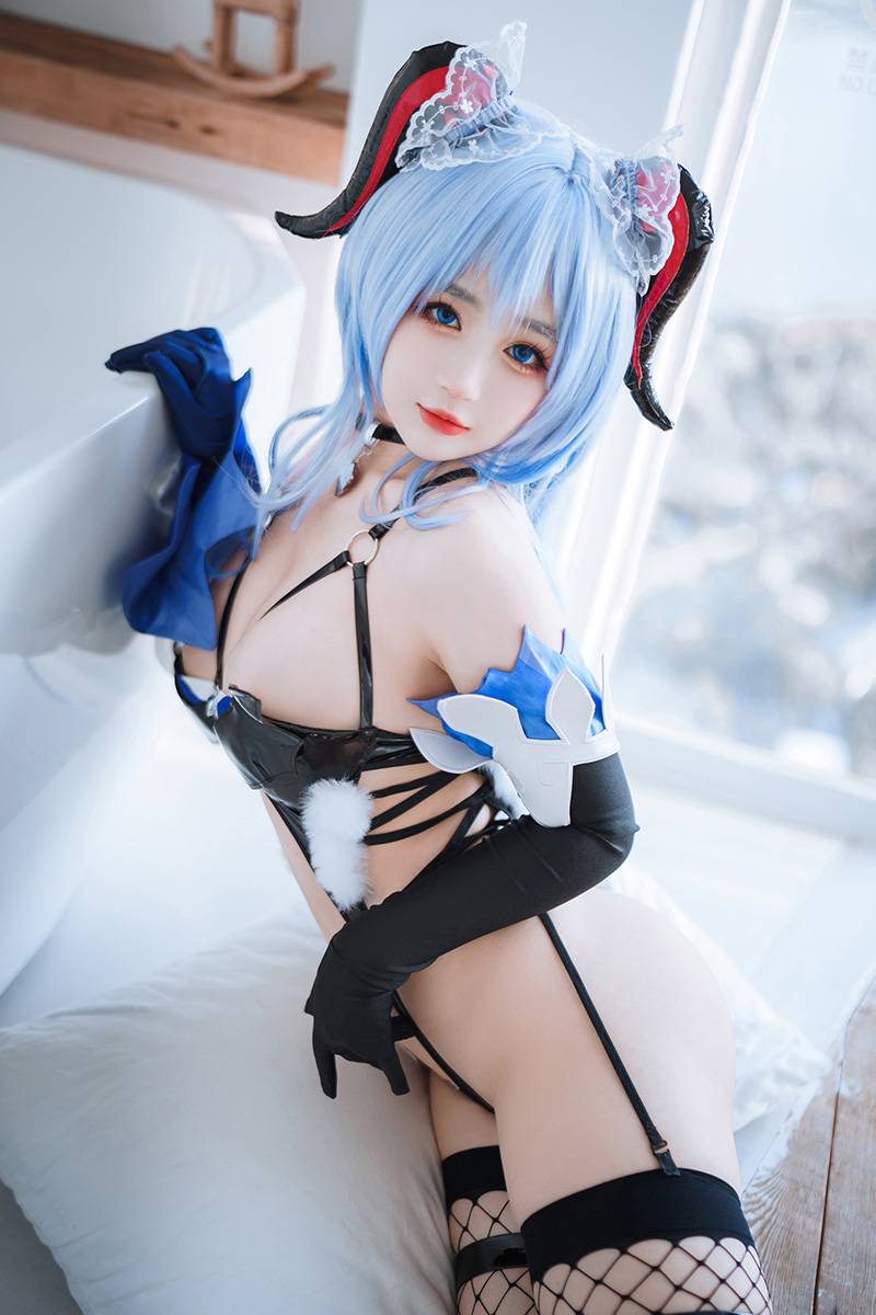 可愛女孩子乳房非常飽滿