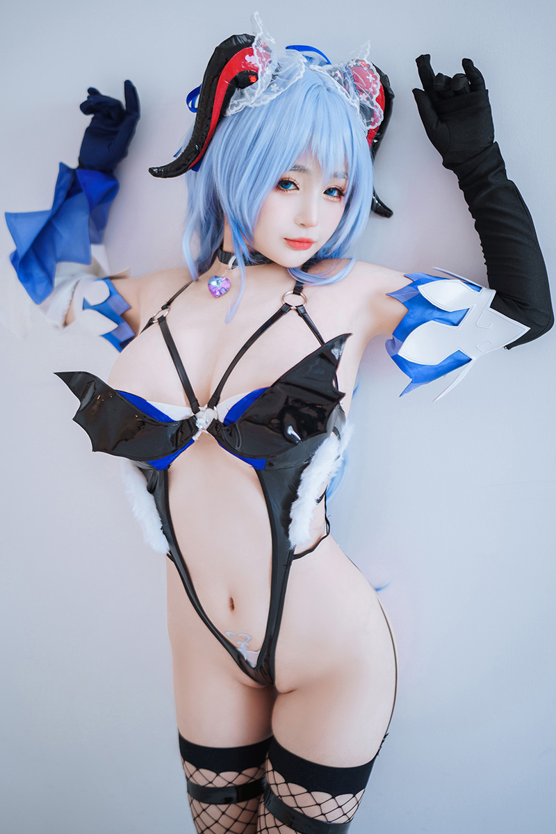 可愛女孩子乳房非常飽滿