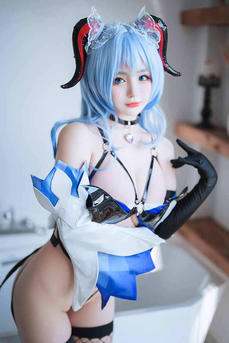 可愛女孩子乳房非常飽滿