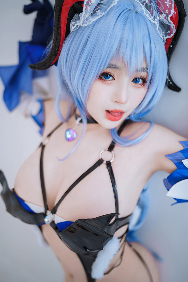 可愛女孩子乳房非常飽滿