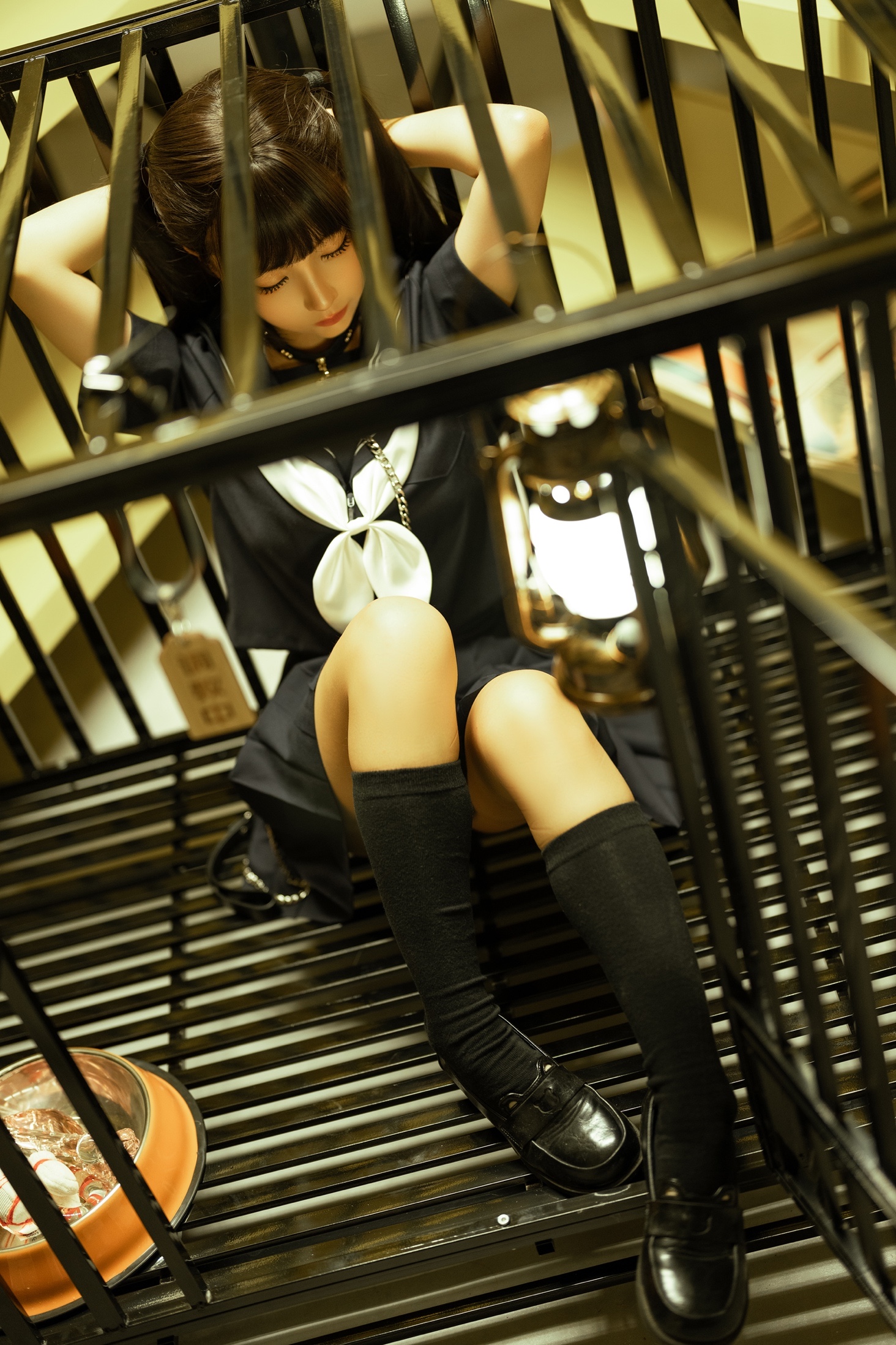 光女仆水手服囚籠