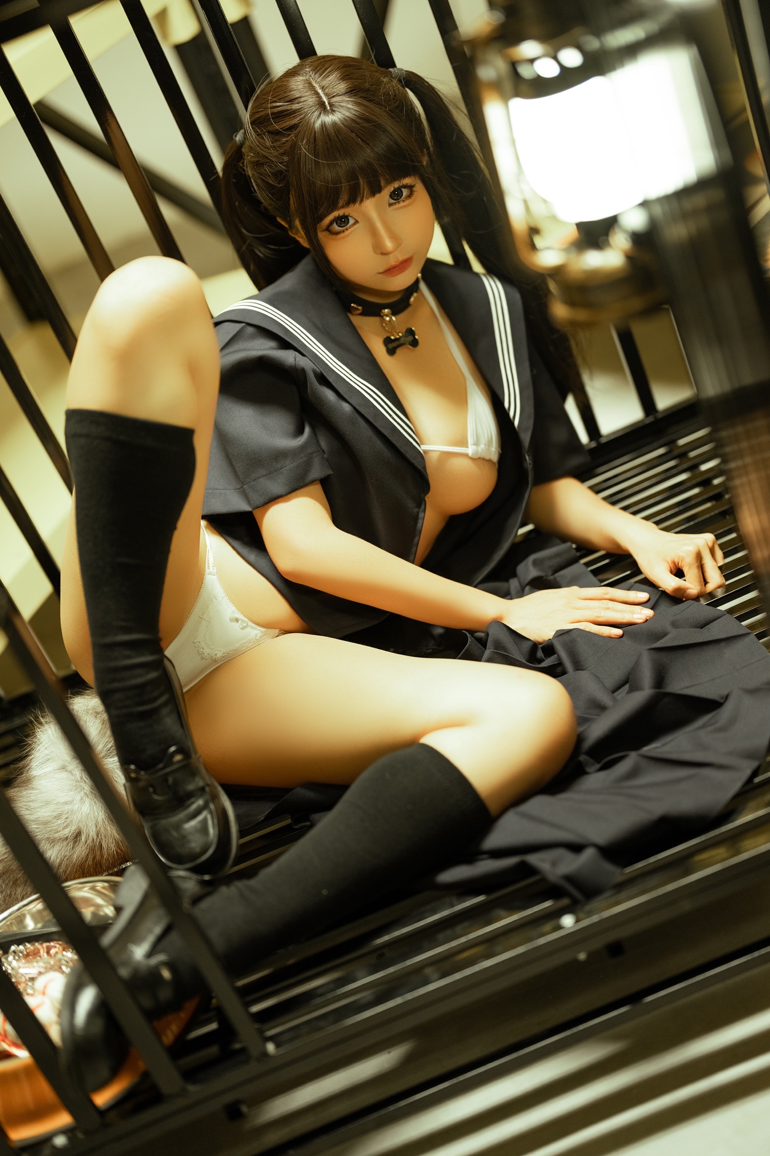 光女仆水手服囚籠