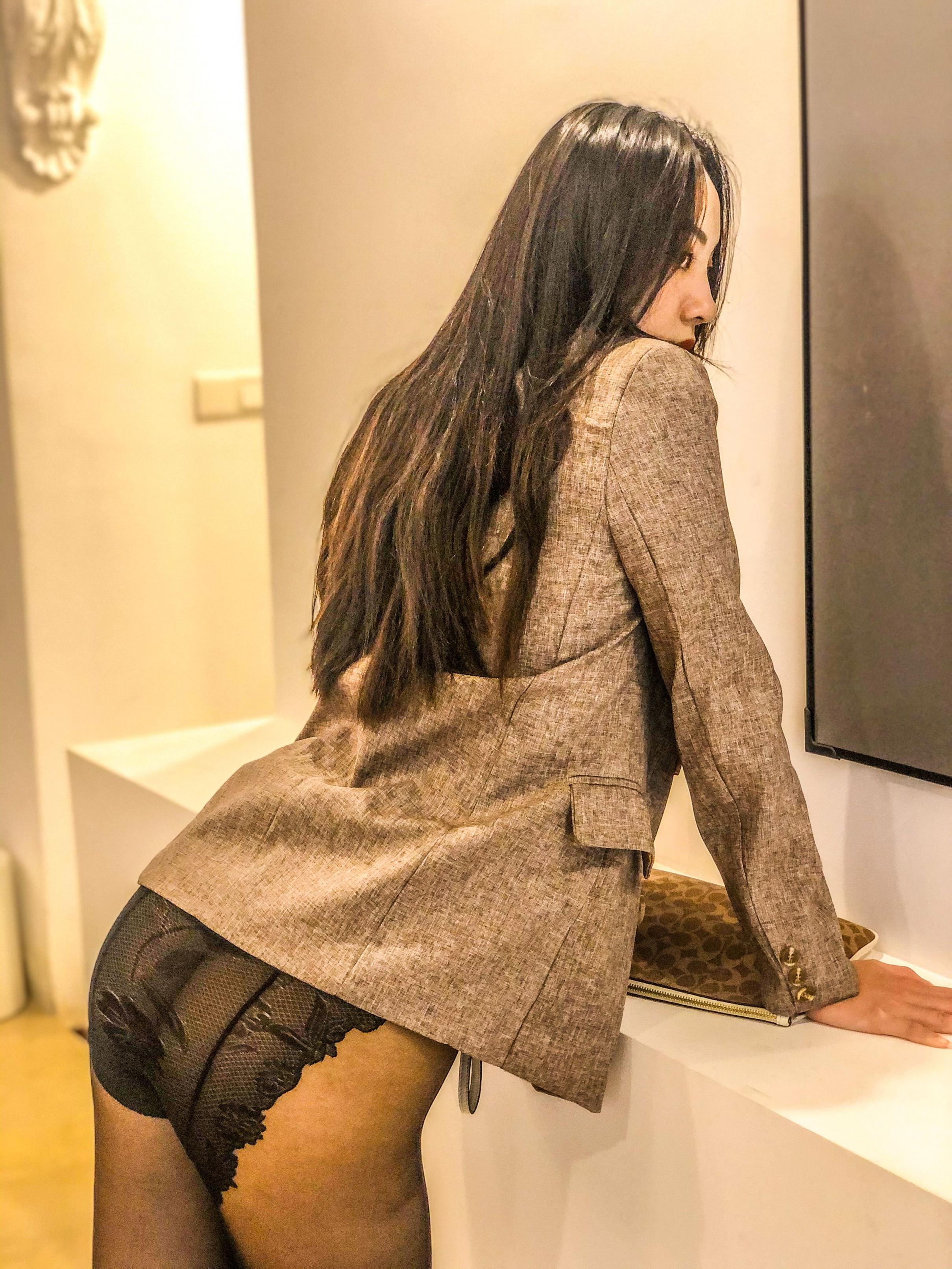 粉嫩的乳房爽滑的黑絲嬌嫩的妹子圖片