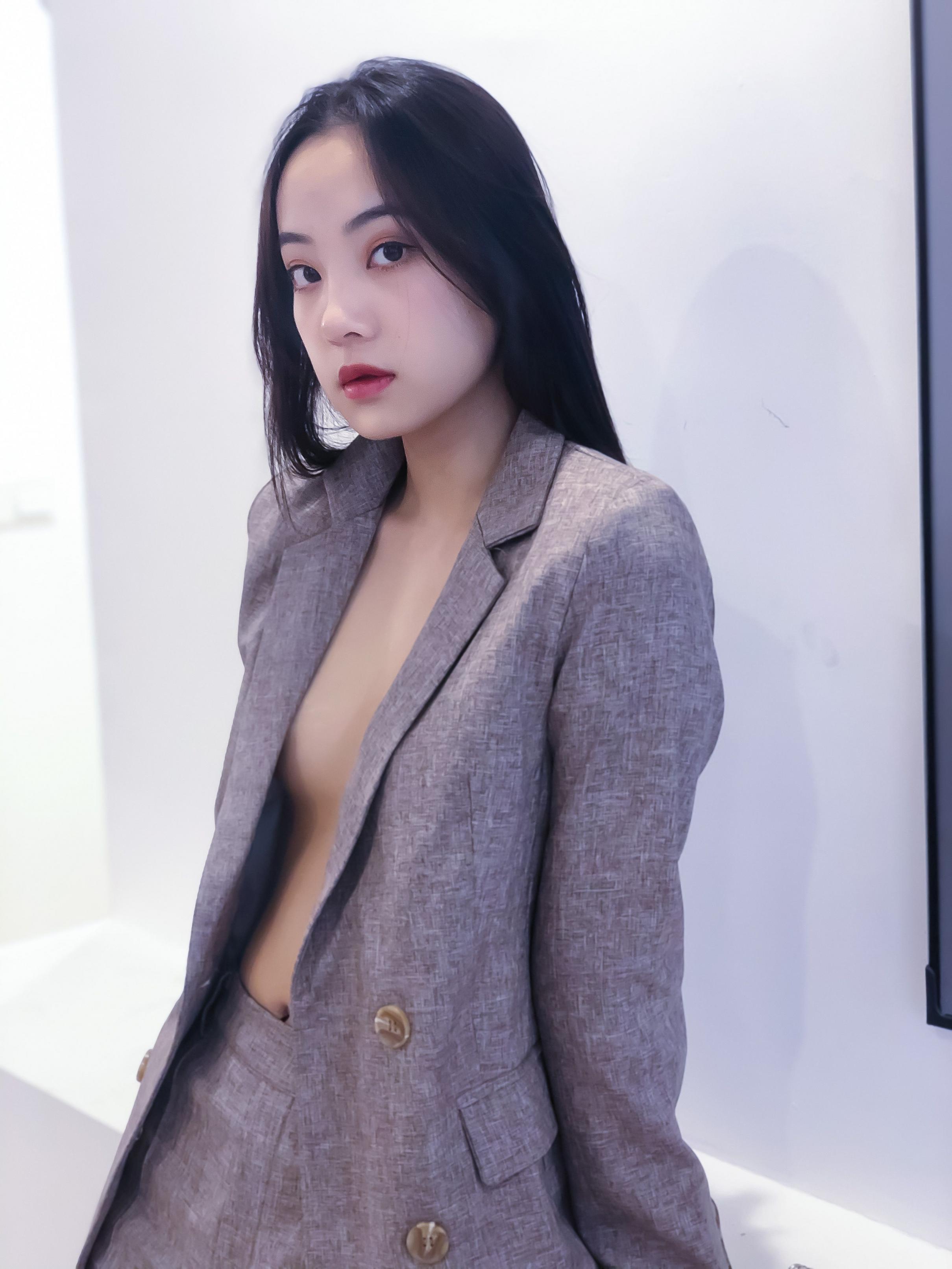 粉嫩的乳房爽滑的黑絲嬌嫩的妹子圖片