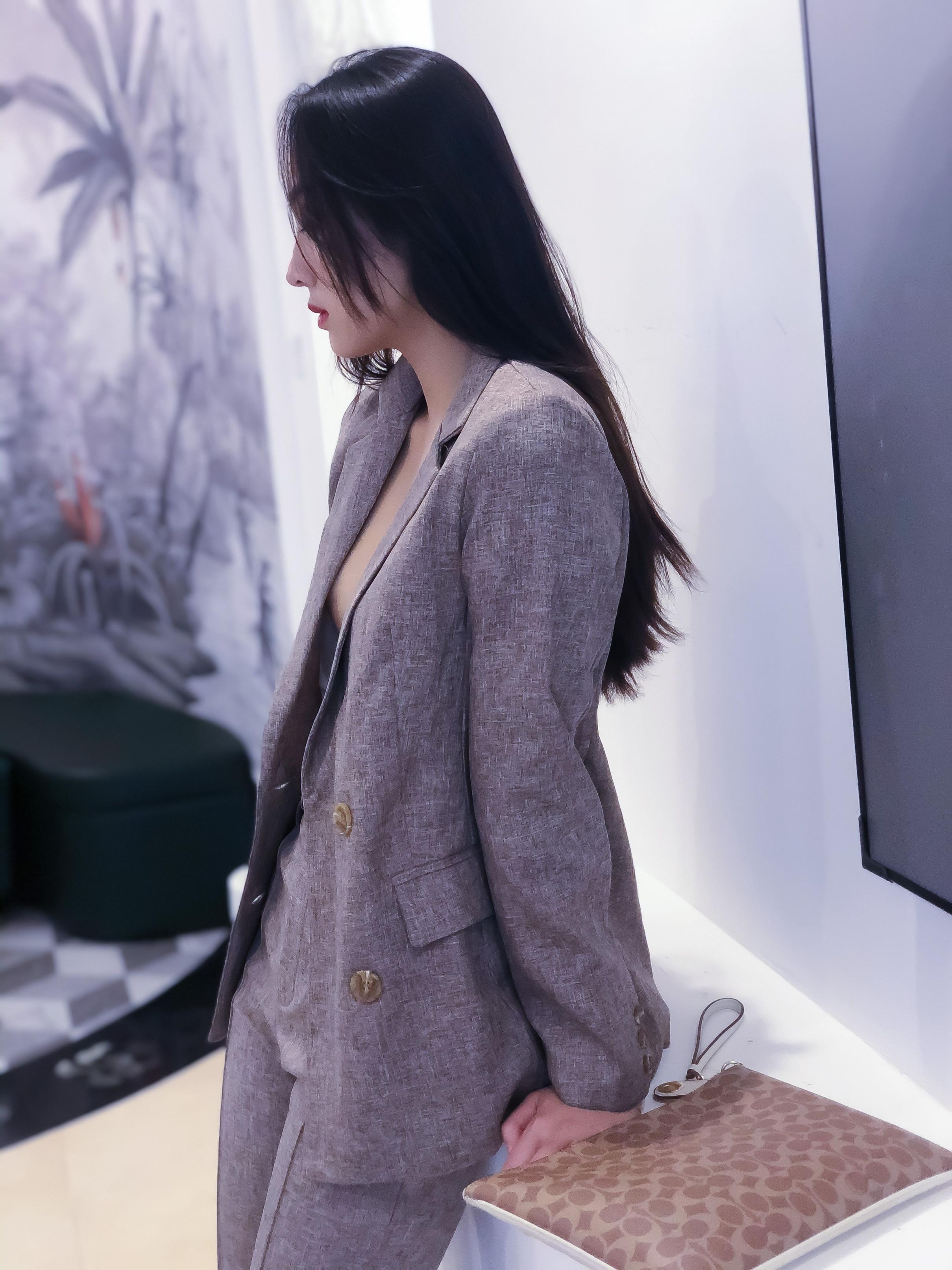 粉嫩的乳房爽滑的黑絲嬌嫩的妹子圖片