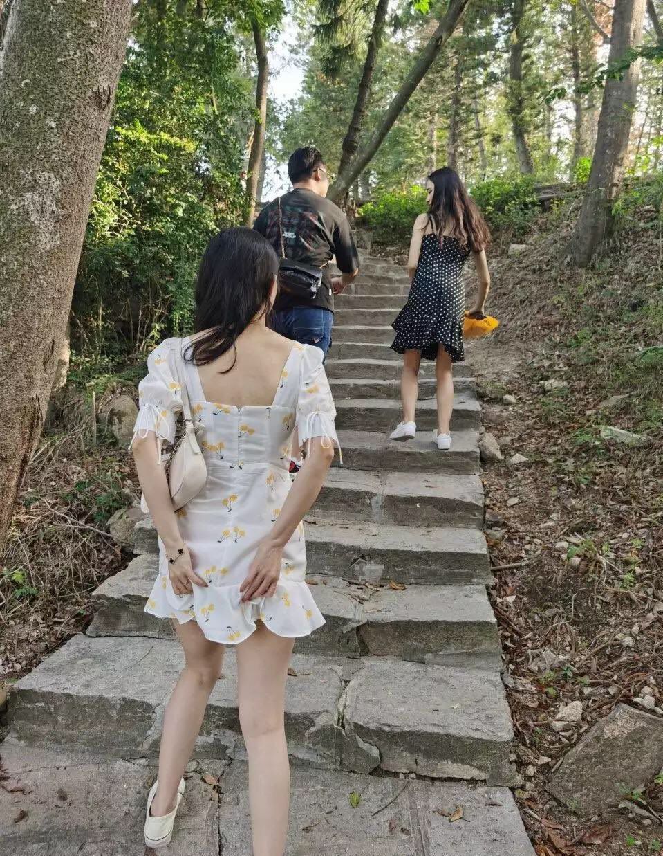 國產崛起之越來越多的妹子愛上了野外漏出